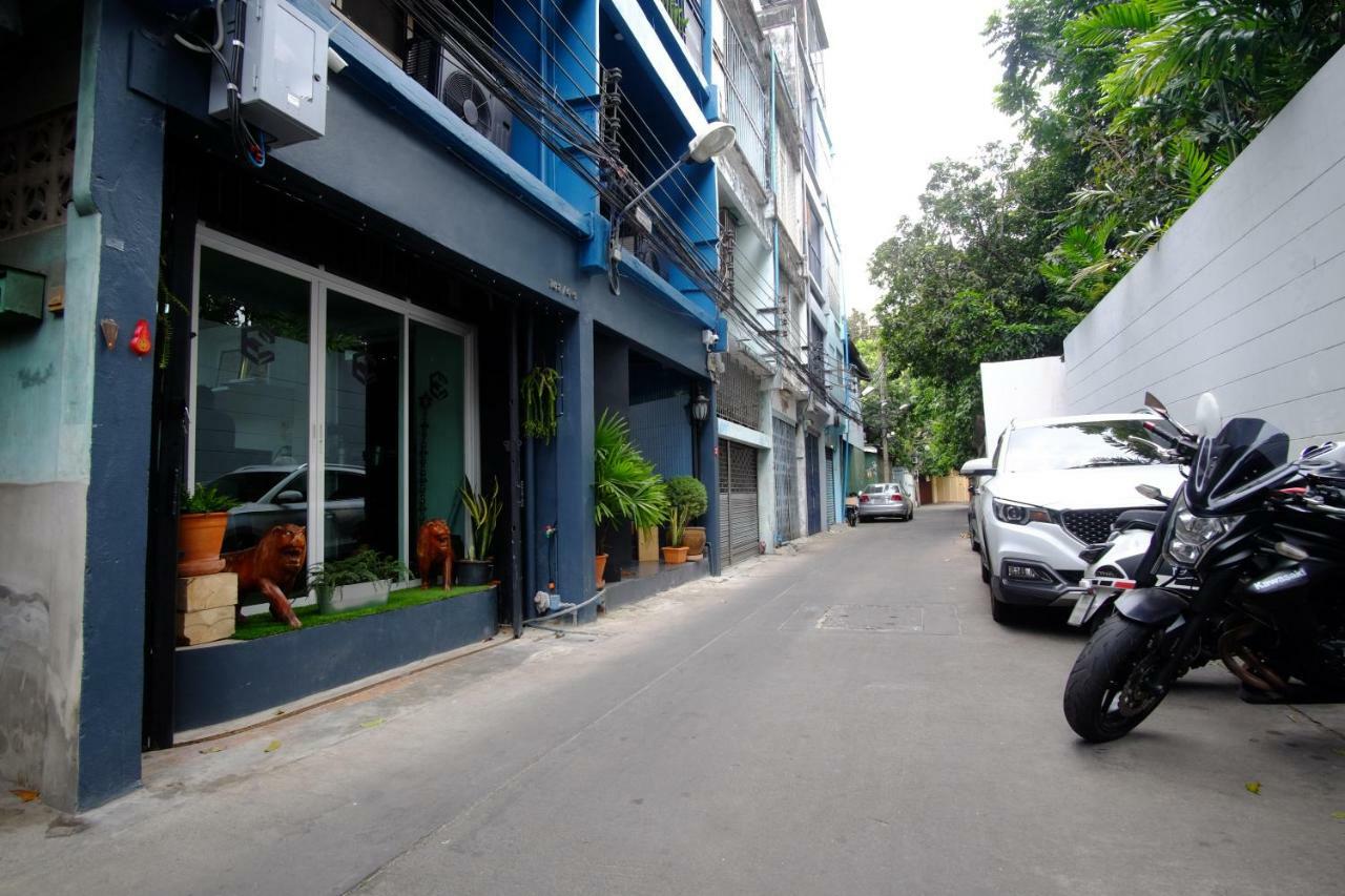 Every Surawong Bangkok Buitenkant foto